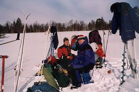 Niina voitelemassa Tommyn naamaa